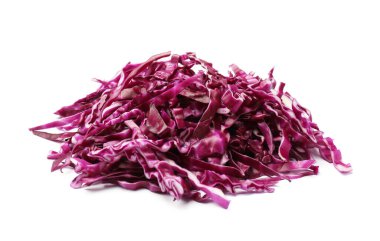 Parçalanmış kırmızı lahana yığını beyaza izole edilmiş.
