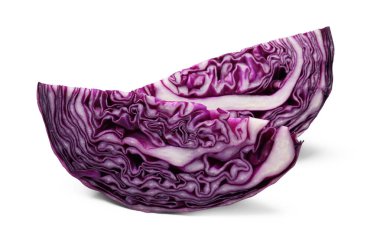 Beyaz üzerine izole edilmiş taze kırmızı lahana parçaları.