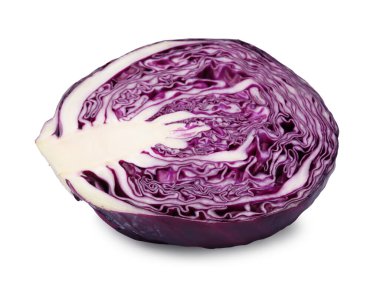 Taze kırmızı lahananın yarısı beyaza izole edilmiş.