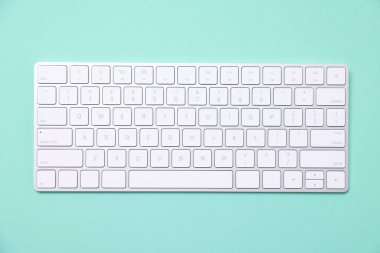 Turkuaz arka plan, üst görünüm üzerine modern kablosuz bilgisayar klavyesi