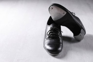 Beyaz ahşap zeminde step dansı için bir çift ayakkabı. Metin için boşluk