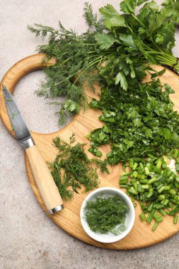 Farklı taze otlar ve bıçak gri masada, düz yatıyordu.