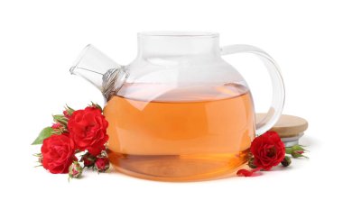 Cam çaydanlıkta lezzetli bir gül çayı ve beyaz bir çiçekte izole edilmiş çiçekler.