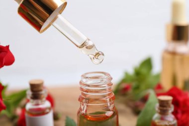 Bulanık arkaplanda şişeye yağ damlatılıyor. Yakın plan.