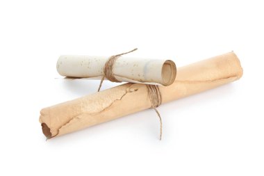 Beyaz üzerine izole edilmiş eski rulo kağıt parşömenleri