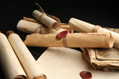 Birçok eski tomarlar siyah ahşap masada, yakın plan