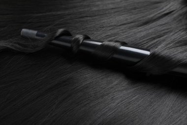 Saç maşası, parlak siyah saçlar, yakın plan.