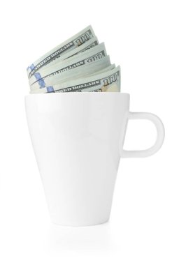 Beyaz bardakta izole edilmiş dolar banknotları