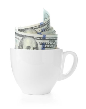 Beyaz bardakta izole edilmiş dolar banknotları