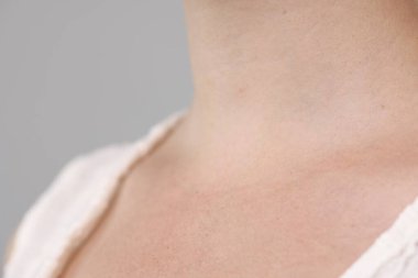 Açık gri arka plandaki kadının yakın görüntüsü