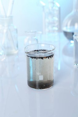 Ayna yüzeyinde kirli su ve diğer cam kaplama, yakın plan.