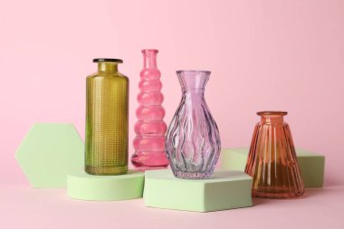 Pembe arka planda farklı güzel cam vazolar.