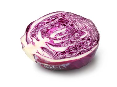 Taze kırmızı lahananın yarısı beyaza izole edilmiş.