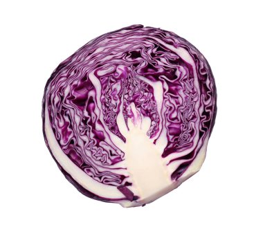 Taze kırmızı lahananın yarısı beyaza izole edilmiş.