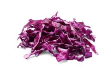 Parçalanmış kırmızı lahana yığını beyaza izole edilmiş.