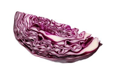 Bir parça taze kırmızı lahana beyaza izole edilmiş.