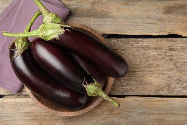 Tahta masanın üstünde bir sürü olgun patlıcan var. Metin için boşluk