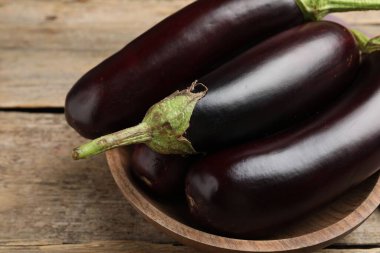 Pek çok olgun patlıcan ahşap masada, yakın plan