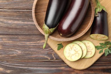 Tahta masada maydanozlu patlıcanlar, düz yatak. Metin için boşluk