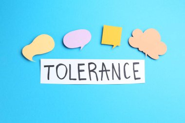 Açık mavi zemin üzerinde kelime hoşgörü ve konuşma baloncukları ile kart, düz yatıyordu