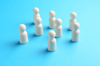 Hoşgörü konsepti. Açık mavi arkaplanda insan figürleri, yakın plan