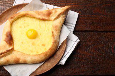 Tahta masa üzerinde peynir ve yumurta ile lezzetli khachapuri, üst manzara. Metin için boşluk