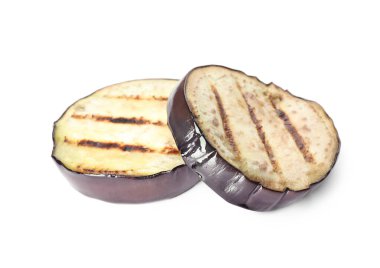 Izgara patlıcan dilimleri beyazda izole edilmiş.