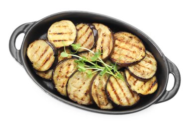 Izgara patlıcan dilimleri ve beyaz üzerine izole edilmiş mikro yeşiller.