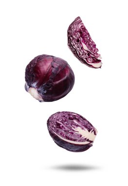 Beyaz arkaplana düşen taze kırmızı lahanalar