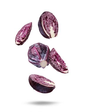 Beyaz arkaplana düşen taze kırmızı lahanalar