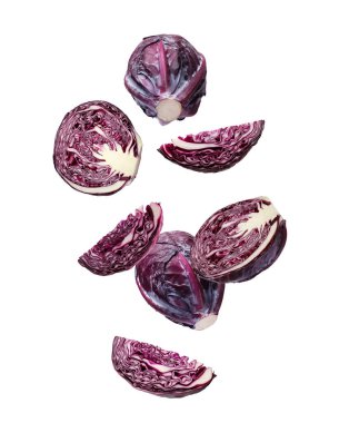 Beyaz arkaplana düşen taze kırmızı lahanalar