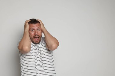 Açık gri arka planda panik atak geçiren adam, mesaj için boşluk