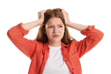 Beyaz arka planda panik atak geçiren genç bir kız.