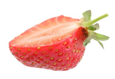 Taze çileğin yarısı beyaz üzerine izole edilmiş.