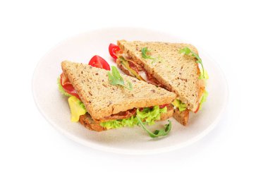 Pastırmalı, peynirli ve sebzeli lezzetli sandviçler.