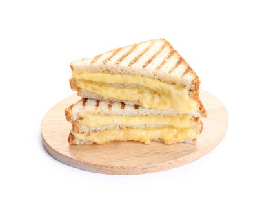 Eritilmiş peynirli lezzetli sandviçler beyazda izole edilmiş.