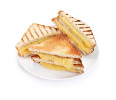 Eritilmiş peynirli lezzetli sandviçler beyazda izole edilmiş.