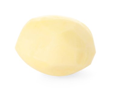 Bir soyulmuş çiğ patates, beyaz üzerine izole edilmiş.