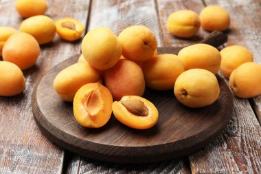 Tahta masada taze olgun kayısılar, yakın plan.