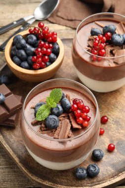 Çikolatalı, böğürtlenli ve naneli nefis panna cotta.