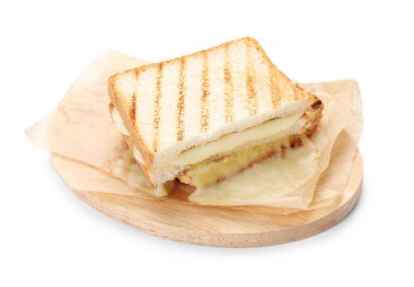 Eritilmiş peynirli lezzetli sandviç, beyazda izole edilmiş.