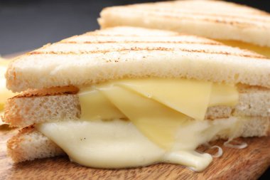 Eritilmiş peynirli lezzetli sandviçler, yakın plan.