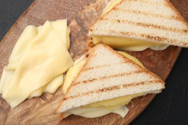 Masada erimiş peynirli lezzetli sandviçler.