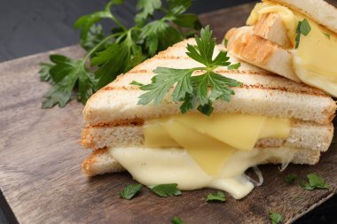 Eritilmiş peynirli ve maydanozlu lezzetli sandviçler, yakın plan.