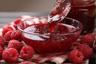 Cam kaseden kaşıkla ahududu reçeli alıp yakın plan çekiyoruz.