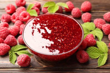 Cam kasede nefis ahududu reçeli, taze böğürtlen ve ahşap masada nane, yakın plan.