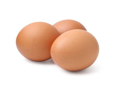 Beyaz üzerinde üç çiğ tavuk yumurtası.