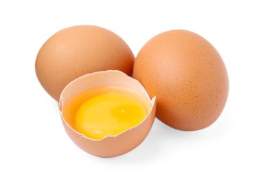 Tam ve kırılmış tavuk yumurtaları beyaza izole edilmiş.