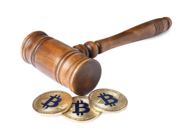 Kripto para birimi. Bitcoinler ve hakimin tokmağı beyaza izole edilmiş.