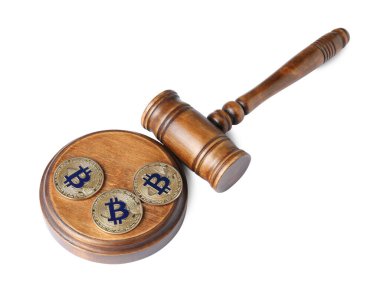 Kripto para birimi. Bitcoinler ve hakimin tokmağı beyaza izole edilmiş.